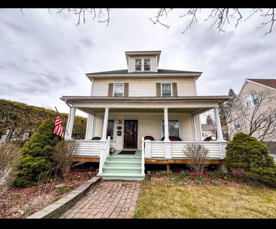 Fachada com varanda (foto fora do inverno)