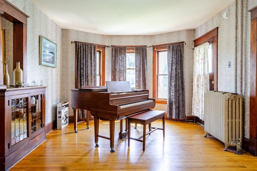 Sala com piano de cauda