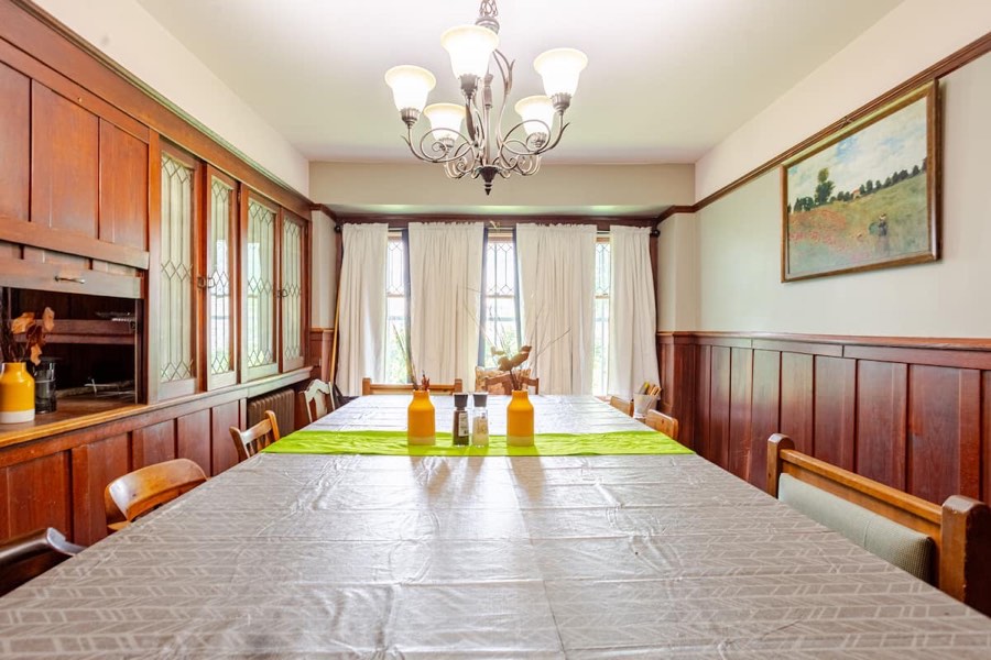 Sala de jantar com mesa grande
