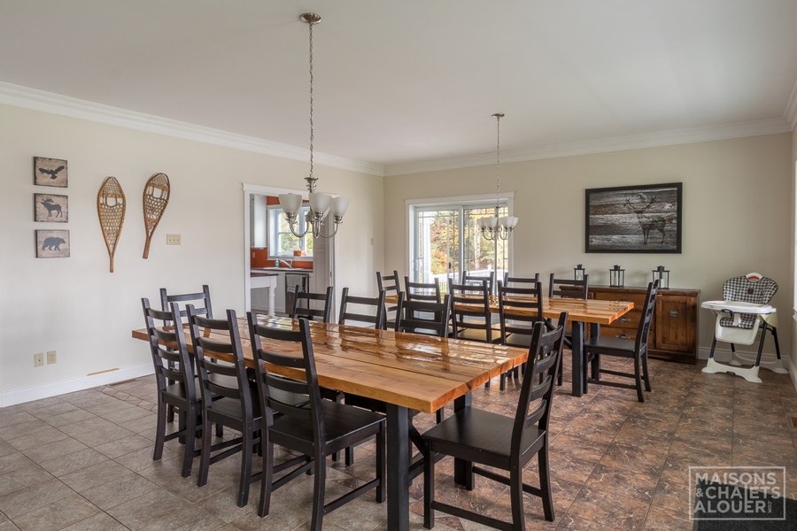 Sala de jantar com mesas para o grupo