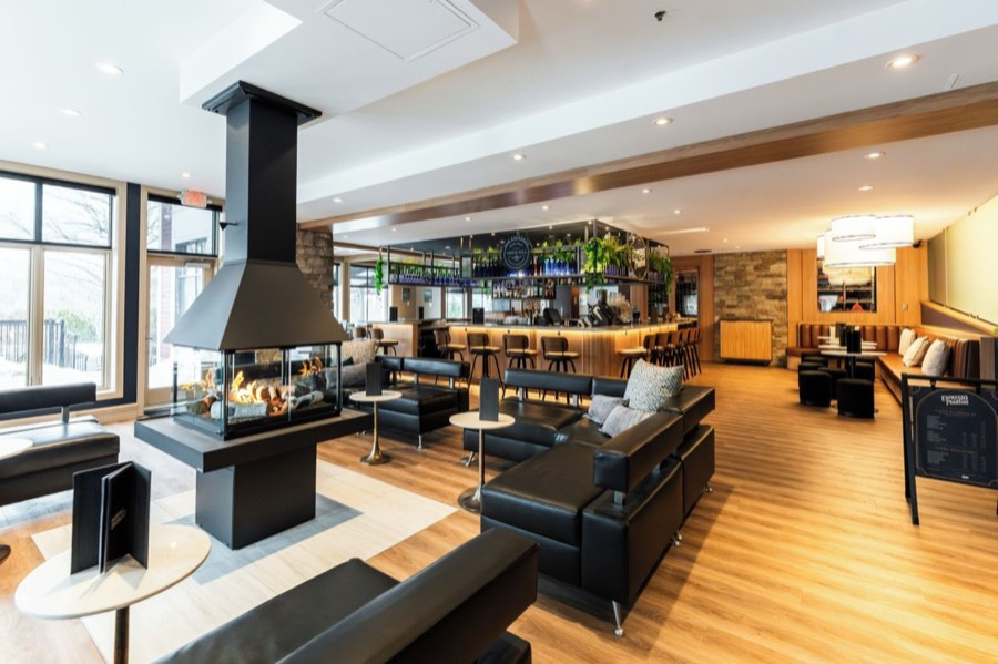 Lounge-bar com lareira central