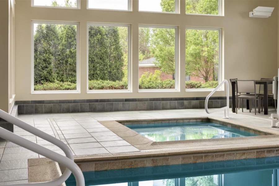 Piscina coberta com hidromassagem