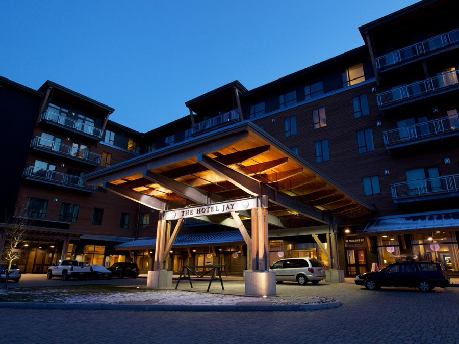 Fachada do Hotel Jay ao anoitecer