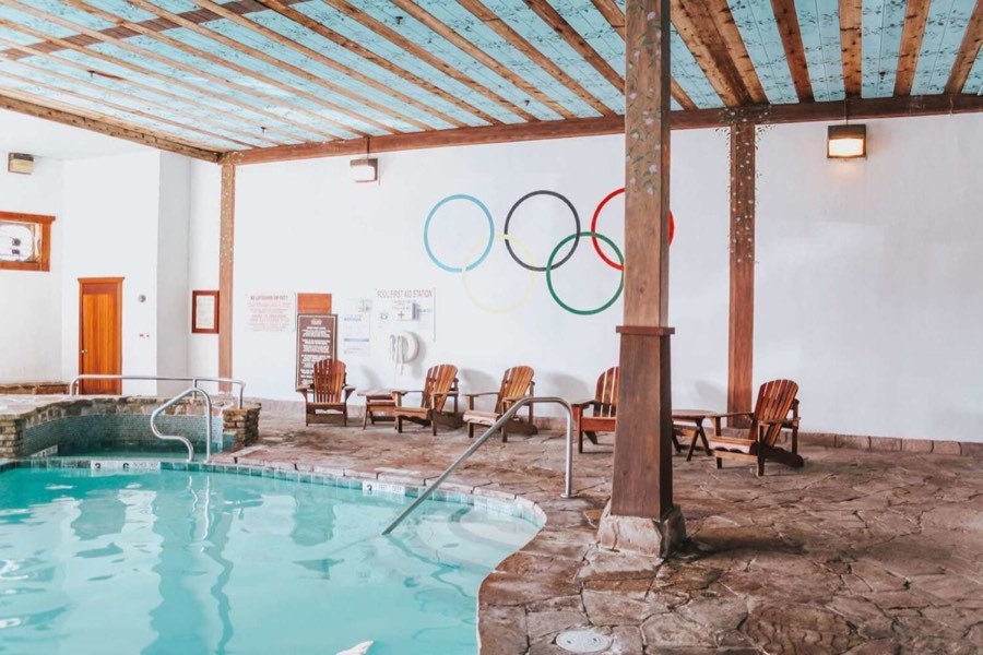 Piscina coberta com hidromassagem