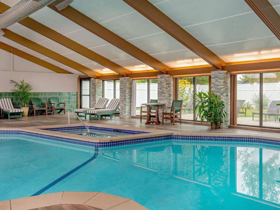 Piscina coberta com hidromassagem