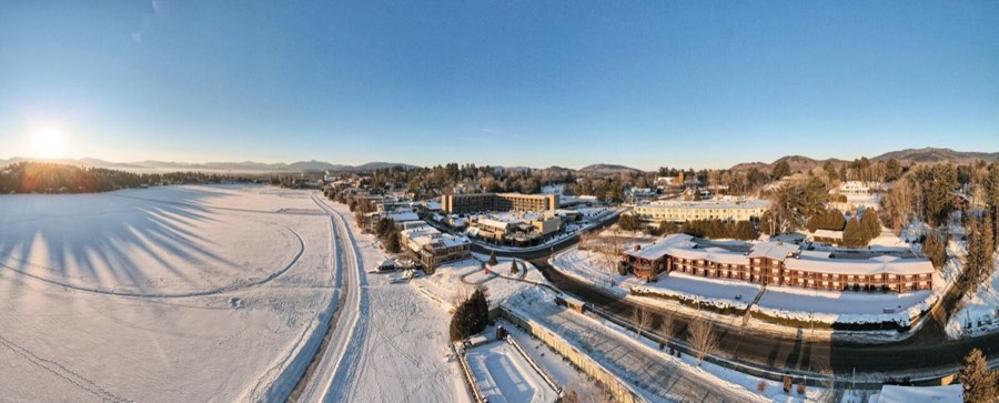Vista aérea do resort e da vila no inverno