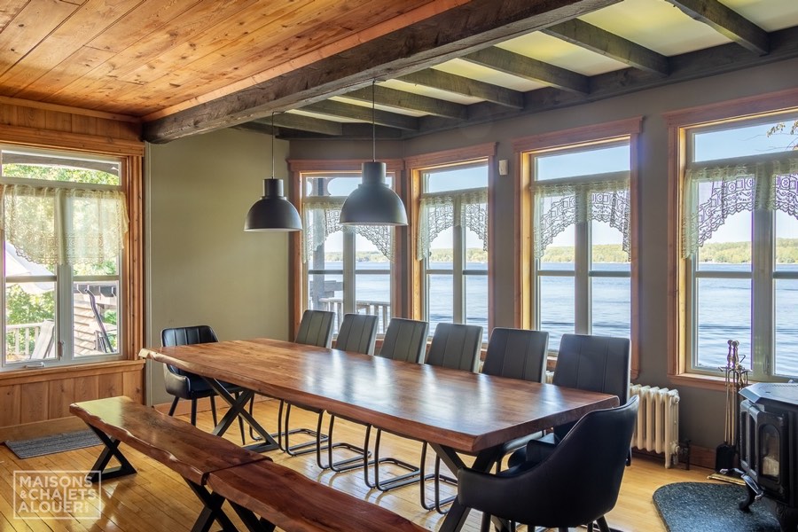 Sala de jantar com vista para o lago